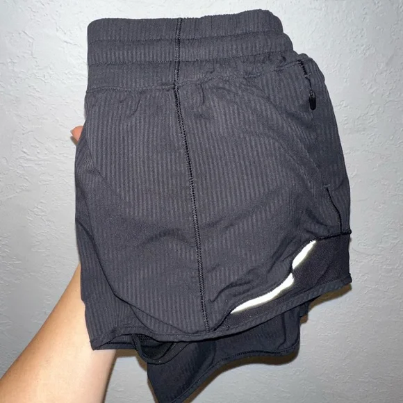 Lululemon Hotty Hot Low-Rise Lined Short 2.5" in size 6, black w/ subtle stripes - Picture 8 of 9